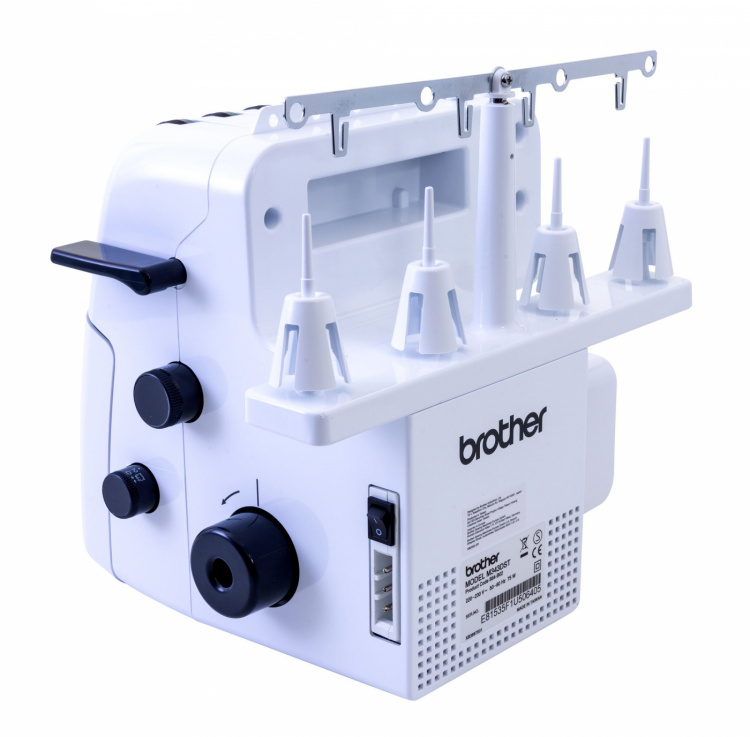 Brother M343DST Strong & Tough Overlock sis. Jatkopöytä ja ylimääräiset paininjalat Brother M343DST Strong & Tough Overlock sis. Jatkopöytä ja ylimääräiset paininjalat