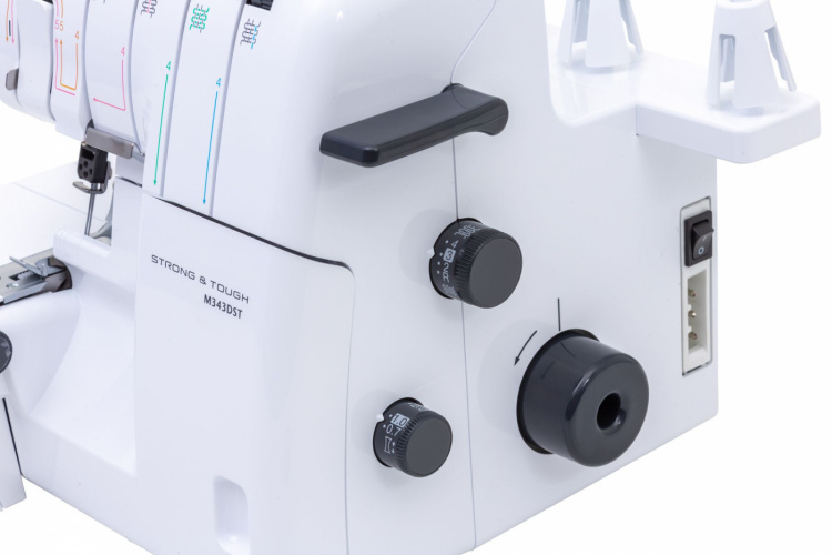 Brother M343DST Strong & Tough Overlock sis. Jatkopöytä ja ylimääräiset paininjalat Brother M343DST Strong & Tough Overlock sis. Jatkopöytä ja ylimääräiset paininjalat