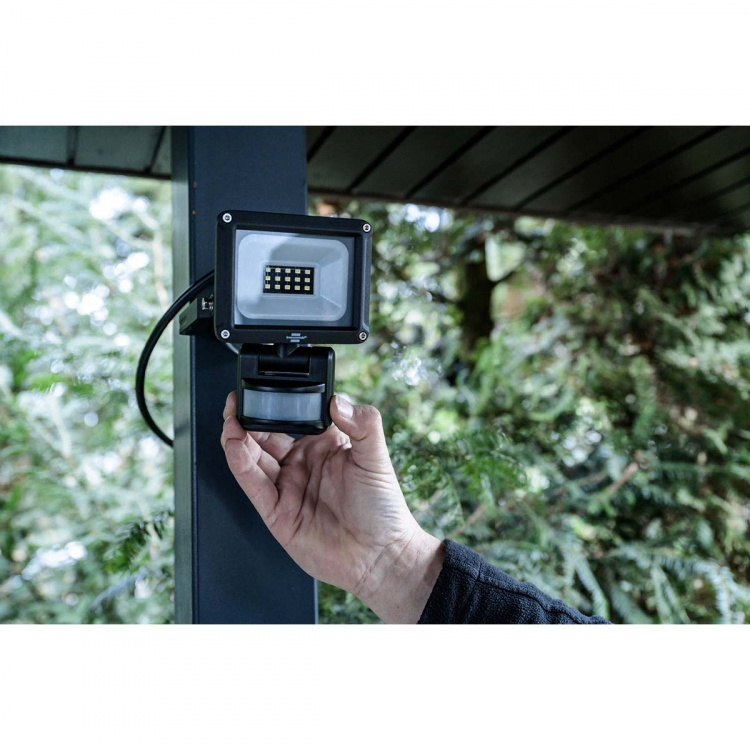 brennenstuhl LED-kohdevalo JARO 1060 P (LED-valonheitin seinäasennukseen ulkokäyttöön IP65, 10W, 1150lm, 6500K, liiketunnistimella)