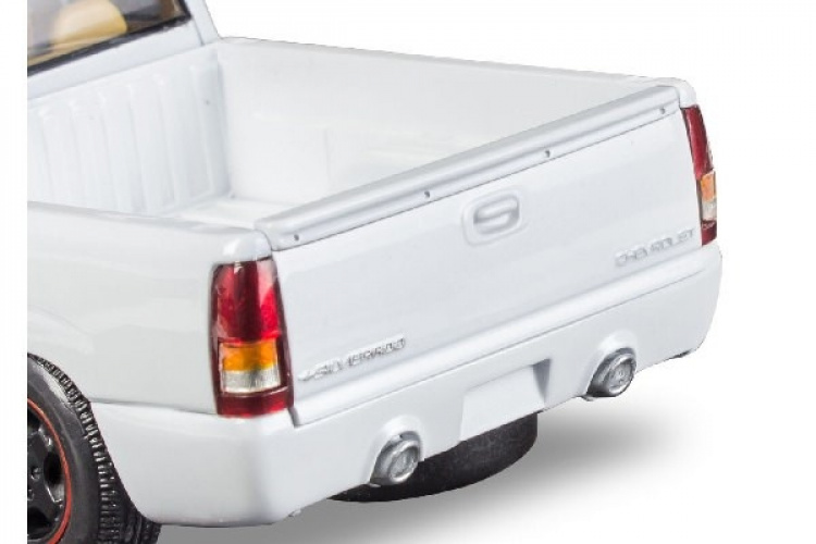 Revell 1999 Chevy Silverado Custom Pickup Revell 1999 Chevy Silverado Custom Pickup