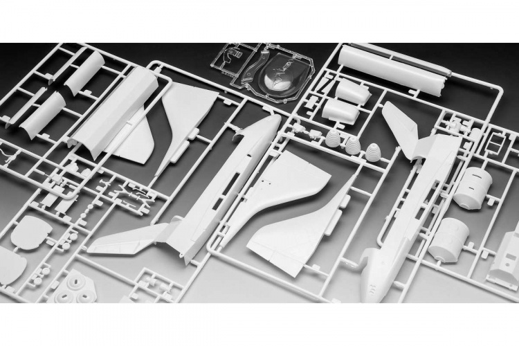 Revell James Bond \'Moonraker\' 1:144 gift set