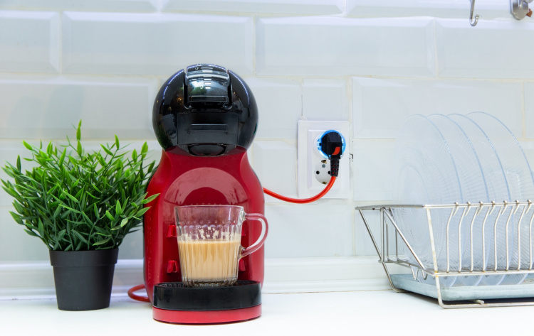 Shelly Plus Plug S etäohjattava pistorasia