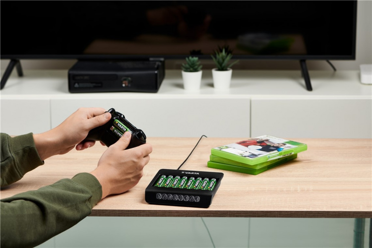 Varta LCD Multi Charger+ (typ 57681) laddar upp till 8x AA- eller AAA-batterier (NiMH) samtidigt