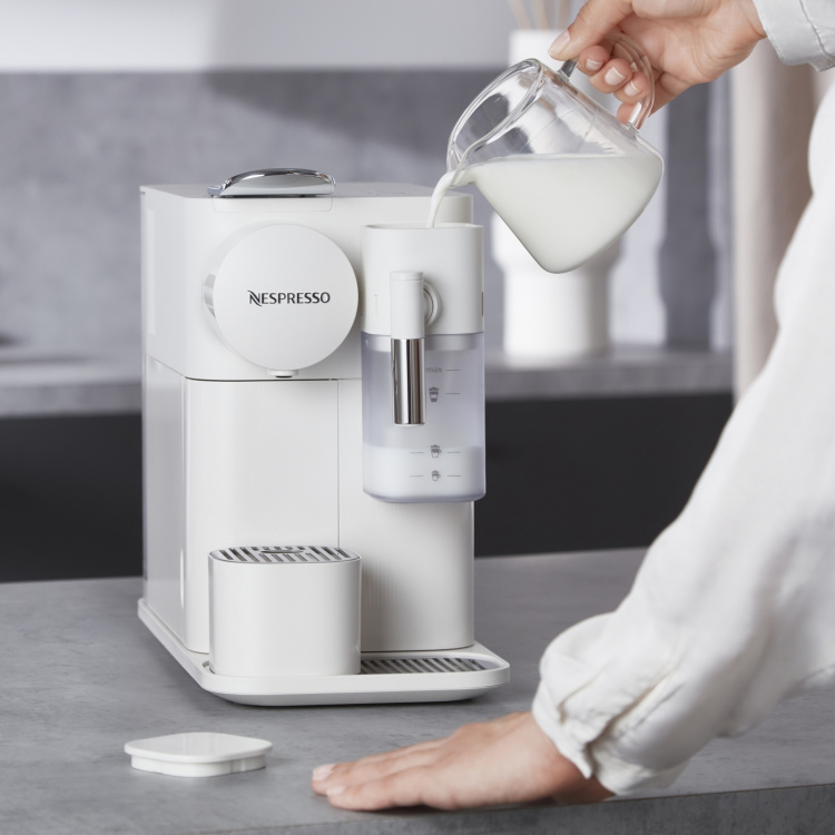 DeLonghi Nespresso Lattissima One Evo -kapselikeitin, valkoinen DeLonghi Nespresso Lattissima One Evo -kapselikeitin, valkoinen