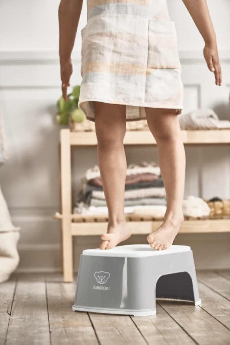 BabyBjörn Step Stool -korokepalli, harmaa BabyBjörn Step Stool -korokepalli, harmaa