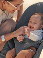 BabyBjörn Bliss -sitteri, Anthracite, lehtikuvioitu puuvilla