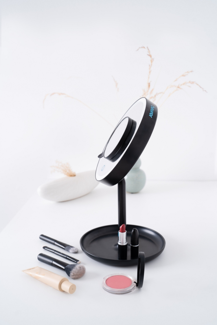 Beurer BS 45 meikkipeili, musta 17,5 cm, LED-valolla ja suurentavalla peilillä, paristokäyttöinen