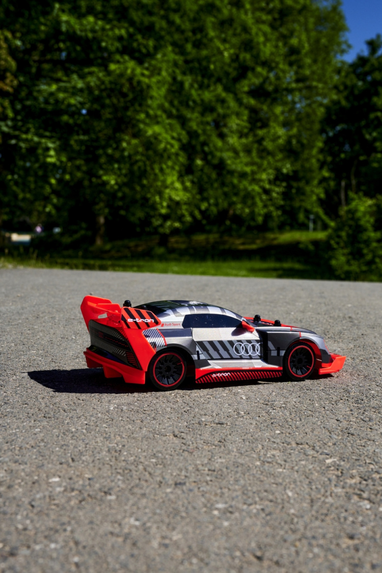 Simba Dickie Dickie Toys Audi S1 E-Tron Quattro Drifting - kauko-ohjattava auto, RTR