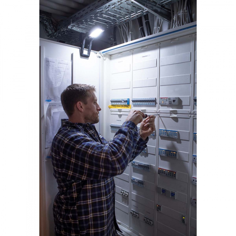 Brennenstuhl Kiinnitettävä LED-työvalo 1050 MA (akku-LED-työvalo 10W, 950lm, IP65, 12h paloaika, Suunniteltu Saksassa)