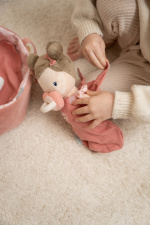 Little Dutch Rosa - vauvanukke kantokassissa, vaaleanpunainen