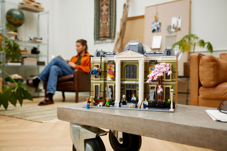 LEGO Icons 10326 - Luonnontieteellinen museo