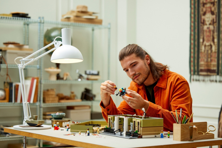 LEGO Icons 10326 - Luonnontieteellinen museo