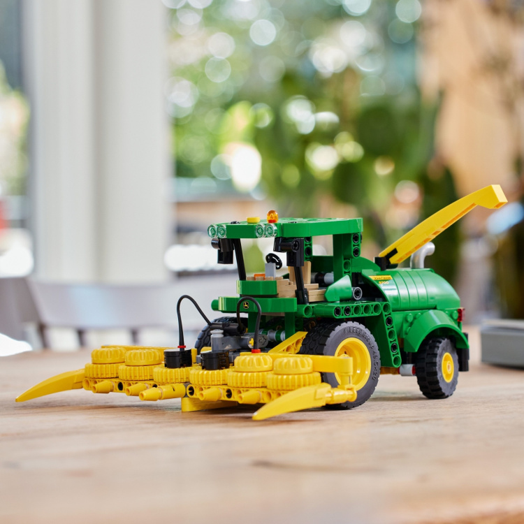 LEGO Technic 42168 - John Deere 9700 Forage Harvester LEGO Technic 42168 - John Deere 9700 Forage Harvester