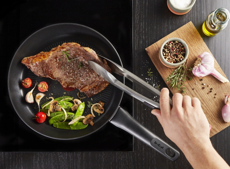 Tefal Ultimate -paistinpannu 28 cm, musta