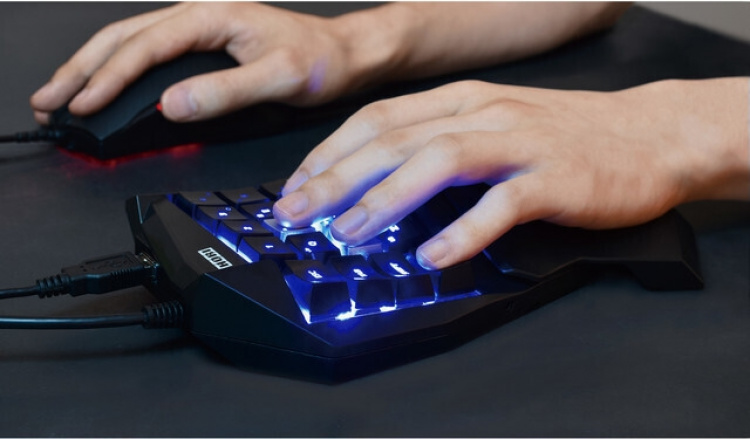 HORI Tactical Assault Commander -mekaaninen näppäimistö, PS5 / PS4 / PC HORI Tactical Assault Commander -mekaaninen näppäimistö, PS5 / PS4 / PC