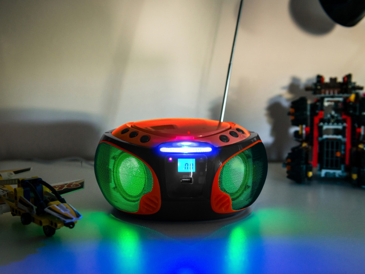 Lenco Kannettava FM-radio CD / MP3 / USB / Bluetooth-soitin® LED-valaistuksella Punainen Lenco Kannettava FM-radio CD / MP3 / USB / Bluetooth-soitin® LED-valaistuksella Punainen