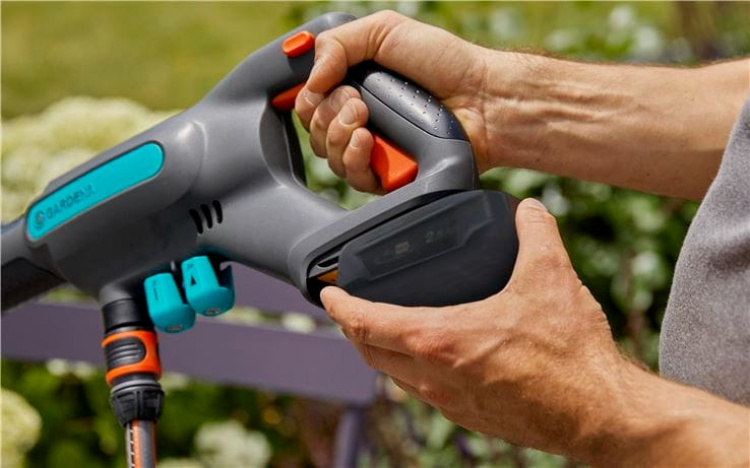 GARDENA AquaClean 24/18V P4A Premium keskipainepesuri vesisäiliöllä, akulla ja laturilla