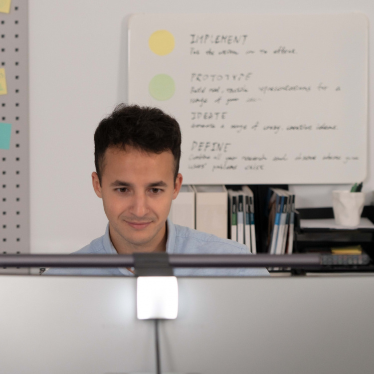 BenQ Screenbar Halo -näyttöön kiinnitettävä valaistusjärjestelmä BenQ Screenbar Halo -näyttöön kiinnitettävä valaistusjärjestelmä