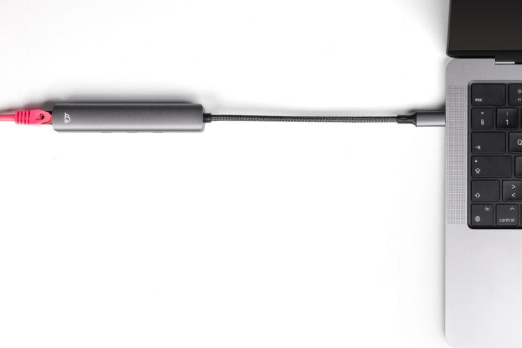 Bluecloud USB-C-USB-C -hubi ja gigabit ethernet -sovitin Bluecloud USB-C-USB-C -hubi ja gigabit ethernet -sovitin