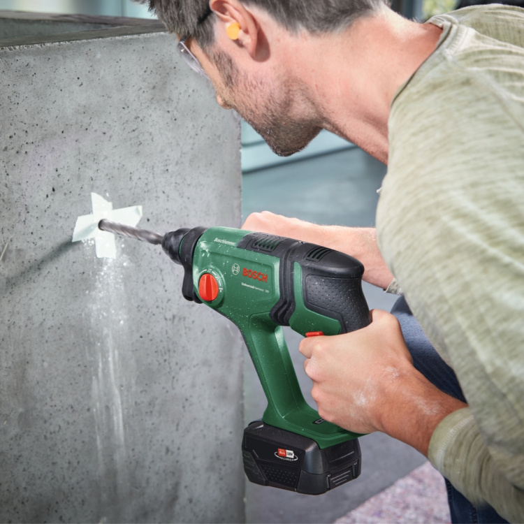 Bosch UniversalHammer 18V -akkuporavasara, solo + adapteri