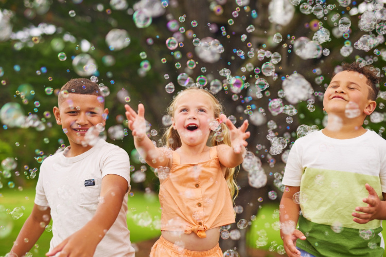 BUNCH O BUBBLES Mega Bubble Blaster - iso moottoroitu kuplapyssy