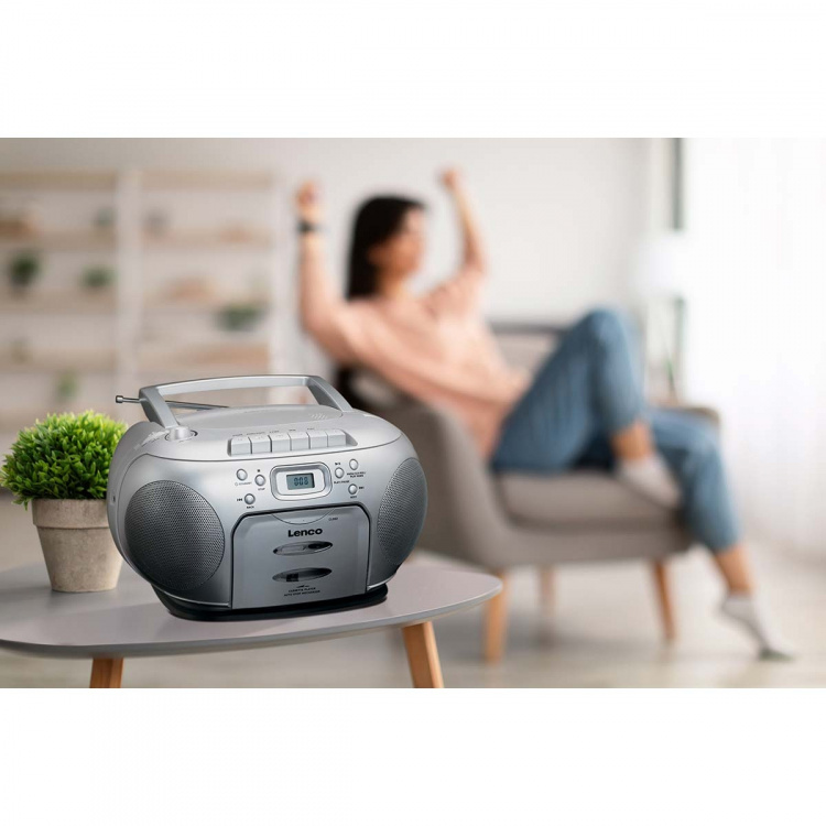 Lenco Kannettava FM Radio CD kasettisoitin Hopea Lenco Kannettava FM Radio CD kasettisoitin Hopea