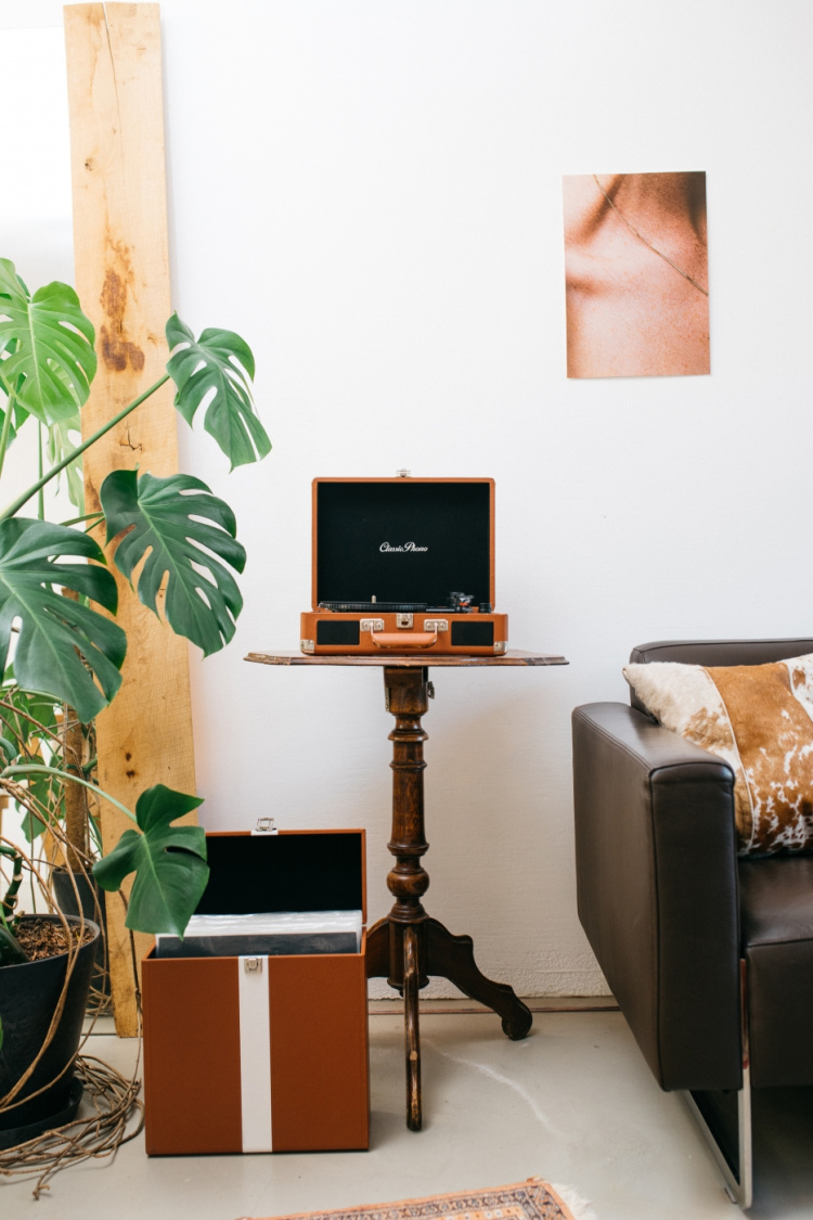 Lenco Matkalaukku levysoitin, jossa 2 sisäänrakennettua kaiutinta Ruskea