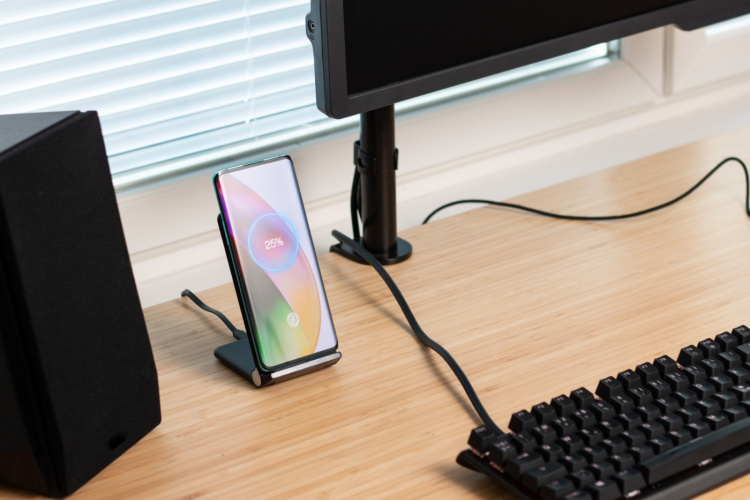 Wave Qi-pöytäteline 15W langattomalla latauksella, musta