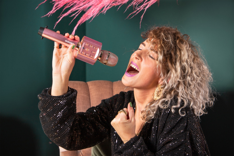 Lenco Bluetooth® karaokemikrofoni kaiuttimella ja valaistuksella Vaaleanpunainen väri Lenco Bluetooth® karaokemikrofoni kaiuttimella ja valaistuksella Vaaleanpunainen väri