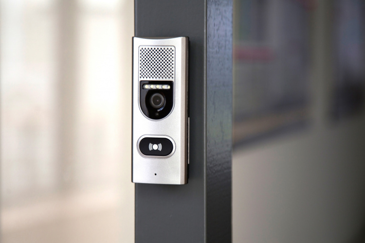 Alecto Intercom, jossa on kamera ja 3,5 tuuman värinäyttö Alecto Intercom, jossa on kamera ja 3,5 tuuman värinäyttö