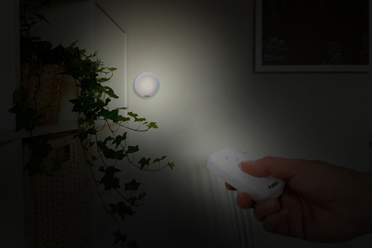 Fysic 2 LED-suuntavaloa kaukosäätimellä Fysic 2 LED-suuntavaloa kaukosäätimellä