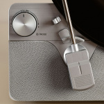 Lenco Täysin automaattinen pystysuuntainen levysoitin, jossa on sisäänrakennetut kaiuttimet ja Bluetooth® Hopea Lenco Täysin automaattinen pystysuuntainen levysoitin, jossa on sisäänrakennetut kaiuttimet ja Bluetooth® Hopea