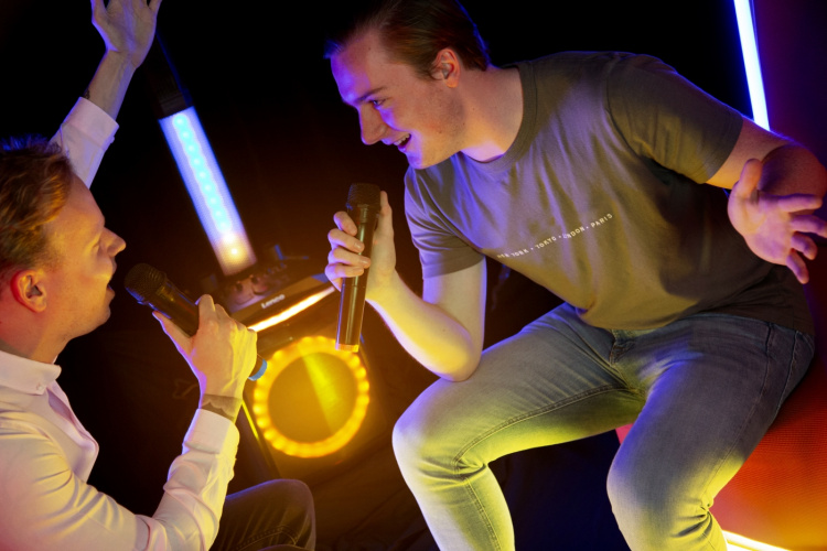 Lenco 2 langattoman mikrofonin sarja, jossa on kannettava paristokäyttöinen vastaanotin Lenco 2 langattoman mikrofonin sarja, jossa on kannettava paristokäyttöinen vastaanotin