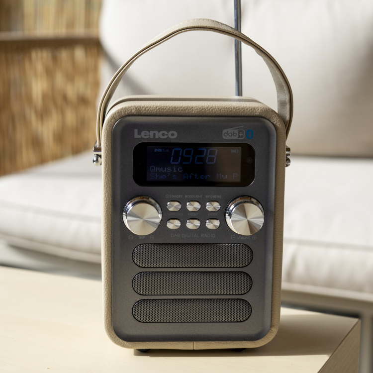 Lenco Kannettava DAB+ FM-radio Bluetooth®:llä ja AUX-ulostulolla, ladattava akku Taupe Lenco Kannettava DAB+ FM-radio Bluetooth®:llä ja AUX-ulostulolla, ladattava akku Taupe