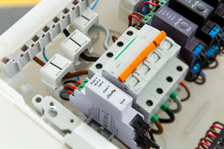 Shelly Pro 3EM DIN-kisko energiamittari, 3-vaiheinen