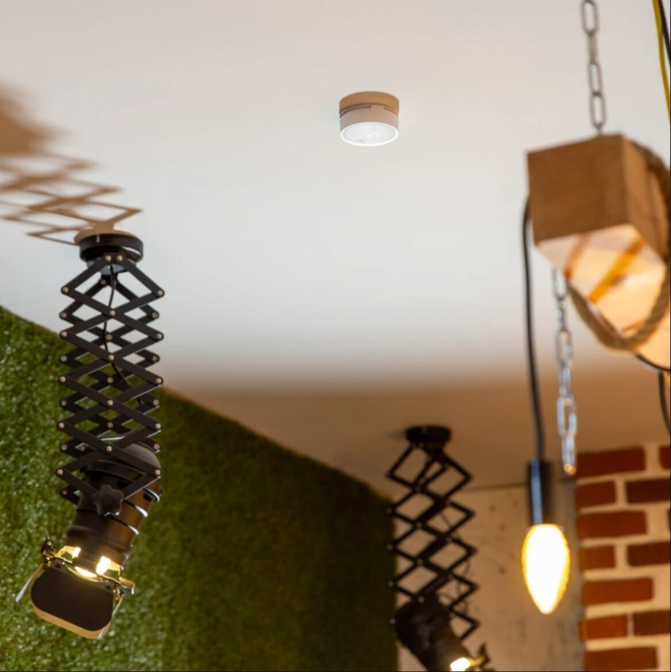 Shelly Plus Smoke Alarm palovaroitin Wi-Fi verkkoon