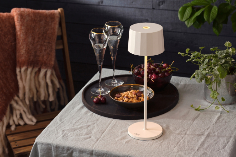 Konstsmide Bordslampa Positano vit USB Konstsmide