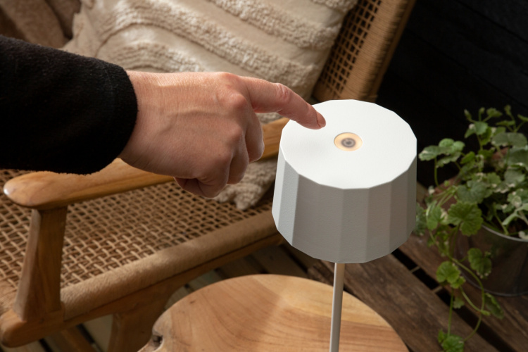 Konstsmide Bordslampa Positano vit USB Konstsmide